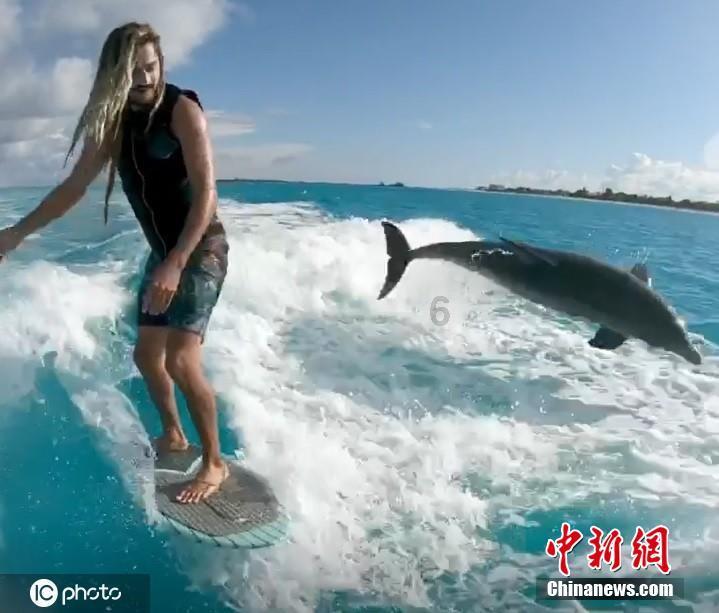 山东卫视上说济南话的法国女士跟主持人周涛拼酒:山东媳妇杠赛来